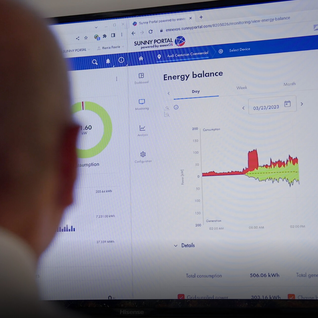 Człowiek siedzi przed ekranem komputera, na którym wyświetla się portal Sunny Portal oraz bilans energetyczny instalacji fotowoltaicznej wraz z danymi dotyczącymi zużycia i produkcji energii.