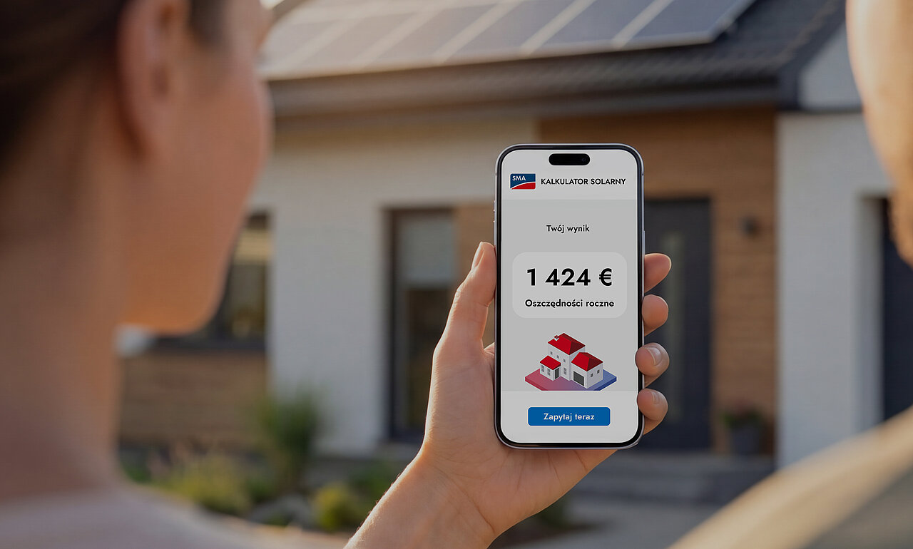 Smartfon wyświetla szacowane roczne oszczędności energii z instalacji fotowoltaicznej